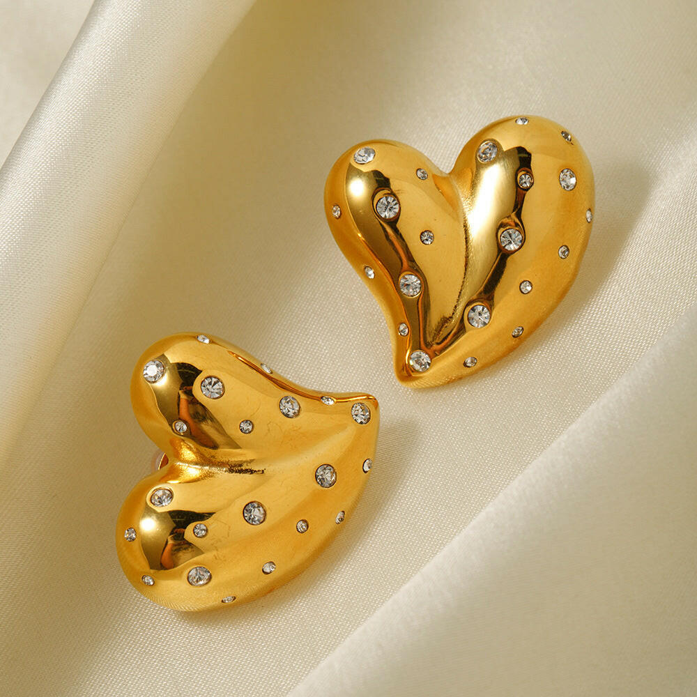 Fashion 18K Gold Stainless Steel Inlaid White Diamond Love Heart Earrings.